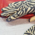 Замшеві жіночі рукавички GlovesUA мод.516 зебра