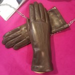 Жіночі шкіряні рукавички GlovesUA мод.001 ашез (червона шовкова підкладка)