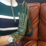 Жіночі шкіряні рукавички GlovesUA мод.019 хакі (без перф., клин коньяк)