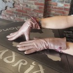 Женские кожаные перчатки GlovesUA мод 058 тауп/слива