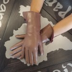 Жіночі шкіряні рукавички GlovesUA мод.058 тауп/злива