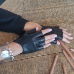 Женские перчатки митенки кожаные GlovesUA мод 315 черные (без отв )