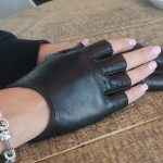 Женские перчатки митенки кожаные GlovesUA мод 315 черные (без отв )