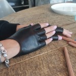 Женские перчатки митенки кожаные GlovesUA мод 315 черные (без отв )