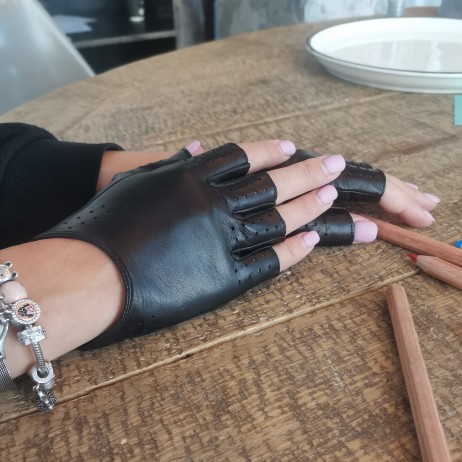 Женские перчатки митенки кожаные GlovesUA мод 315 черные (без отв )
