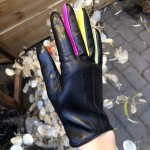 Женские перчатки кожаные GlovesUA мод 394 черные (цветные стрелки, три полосы)